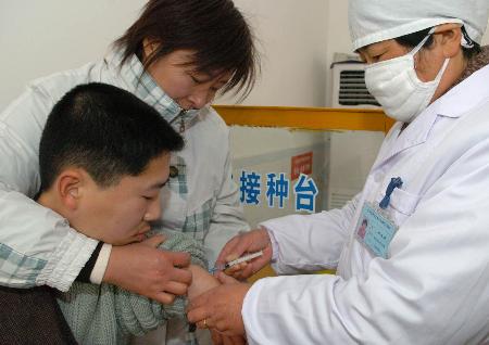图文:学生正在东台市唐洋中心卫生院接种疫苗
