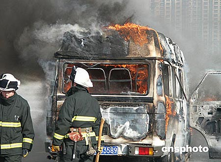 上海成都路上面包车行驶途中发生自燃(组图)