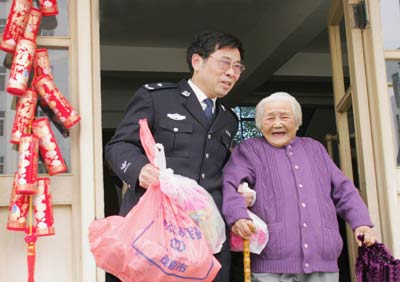 孝顺"儿子"拜早年(图)