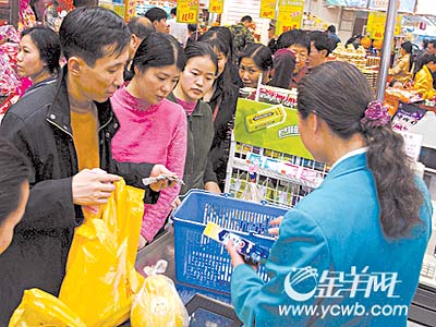 广州商场超市连日大旺 结账排长龙花钱也累(组图)