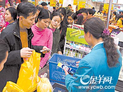 广州商场超市连日大旺 结账排长龙花钱也累(组