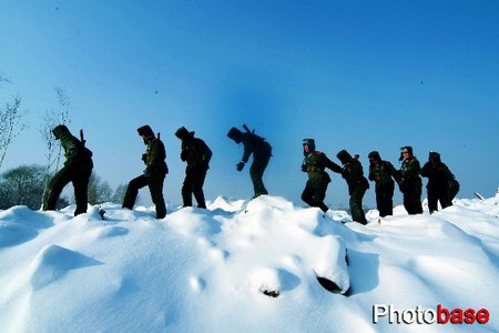 组图:武警官兵春节坚守岗位 雪地巡逻保卫祖国