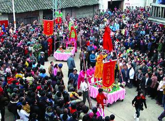 广西南宁宾阳县举行特色民俗活动--彩架上飞起