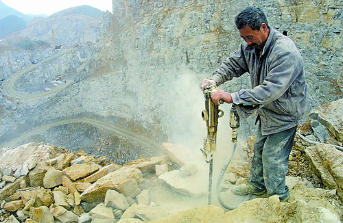 近年采石场猛增 数千采石工6成未获工伤保险(