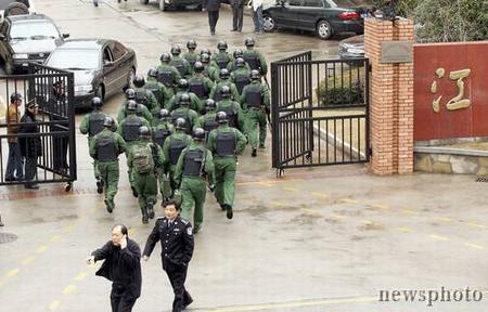 上海发生校园劫持人质事件歹徒被制服警察受伤