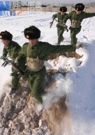 新疆军区某汽车团组织新战士大力开展雪地练兵
