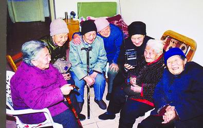 称上有个言一个老太拿放大镜照一个人小人打成语