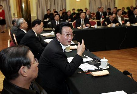 图文：吴邦国参加全国政协十届三次会议小组讨论