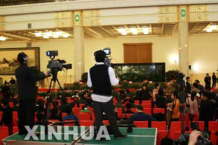组图：中国外长李肇星会见中外记者现场