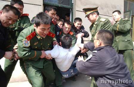 新闻纪实河北武警成功解救两名被劫持女狱警转载