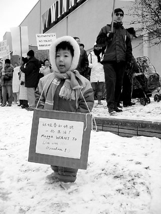 华人父母赴加拿大探亲难度大引发华人抗议(图)