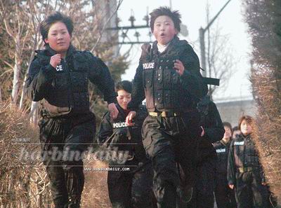组图:黑龙江司法警官职业学院女子特警队亮相
