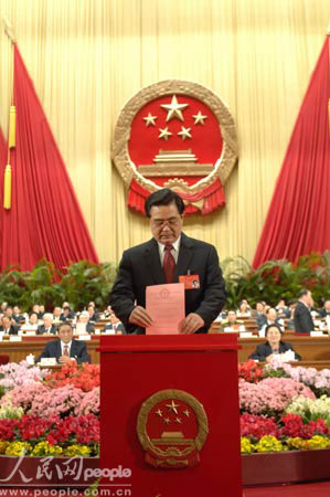 图文：国家主席胡锦涛在人大第四次会议上投票