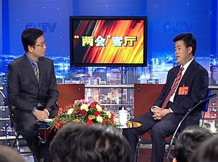 央视新闻会客厅专访广东省长黄华华图