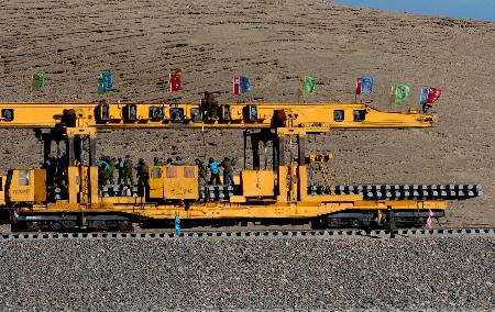 图文：青藏铁路唐古拉山以北复工开始铺轨(2)