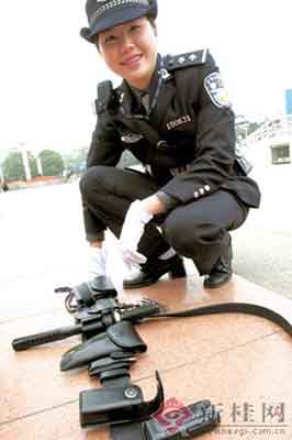 南宁首支女子巡警队亮相配备手枪喷雾器(组图)