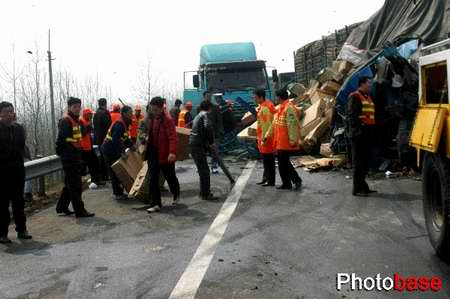 3月23日,合徐高速公路发生多起重大连环车祸.