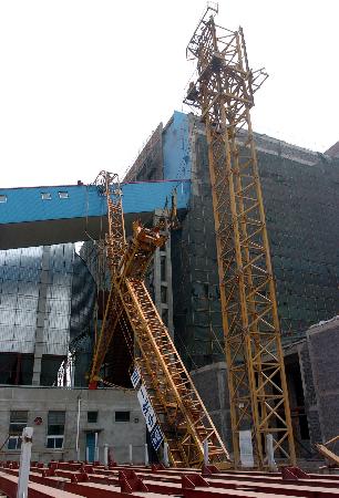 哈尔滨建筑工地塔吊倒塌2人死亡1人受伤(组图