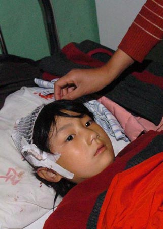 2004年11月9日,8岁的小学生霍家璐神情呆滞地躺在病床上.