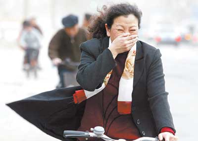 今春首次沙尘突袭北京今起降温最高达10度