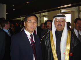 我国驻伊拉克大使杨洪林出席伊总统就职仪式