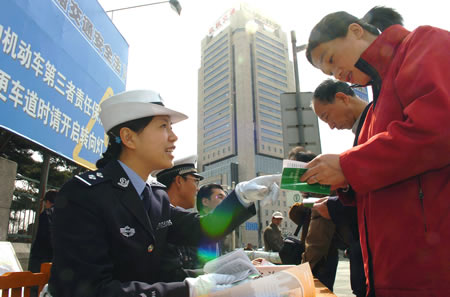 点击此处查看全部新闻图片长春市交警支队女子交警在向行人讲解《中华