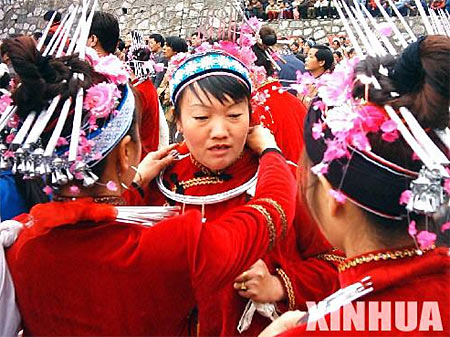 壮族总人口_...人花街宴 三月壮族花街节在广南隆重举行(2)