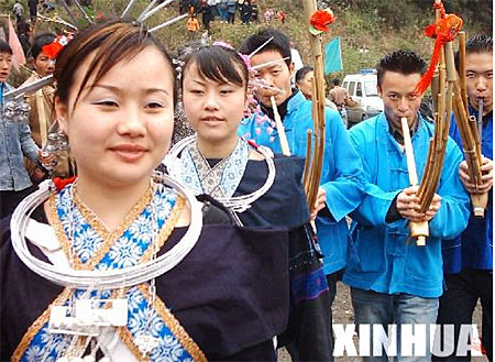 壮族总人口_...人花街宴 三月壮族花街节在广南隆重举行(2)