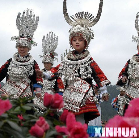 4月11日,广西柳州市三江侗族自治县富禄苗族乡的少数民族同胞在"三月