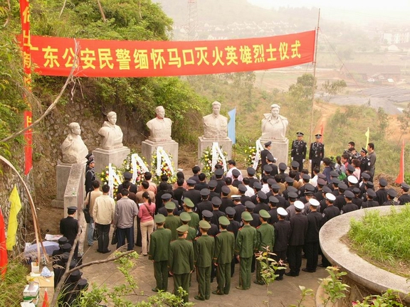广东:公安民警祭扫英德马口灭火英雄墓(图)