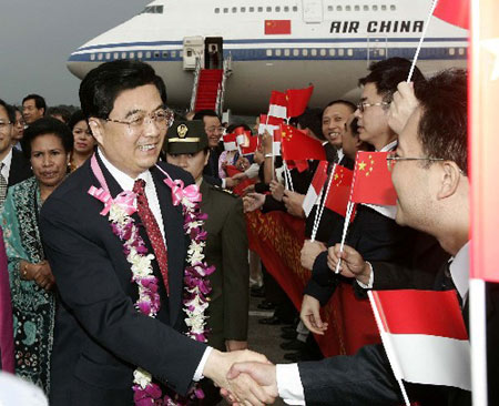 胡锦涛抵达雅加达出席亚非峰会并访问印尼