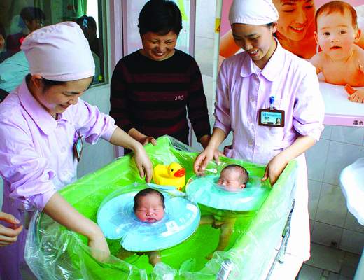 温州一医院开设新生儿游泳项目 首批小宝宝试