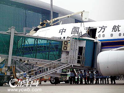 广州白云机场登机廊桥瘫塌南航客机局部损坏
