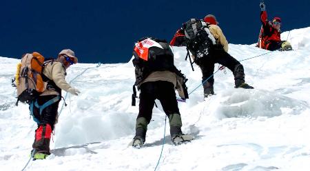图文:中国重测珠峰高度登山测量队在高海拔区