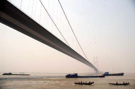 组图：江苏润扬大桥开始试运行