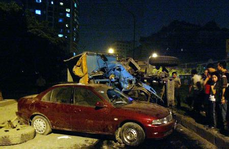 中区大坪苗圃向菜园坝方向行驶的 在两公里的路程内接连与7辆汽车高清图片