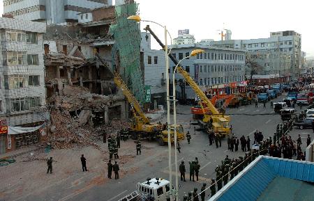 图文:延吉市一旧楼倒塌造成两人死亡(3)