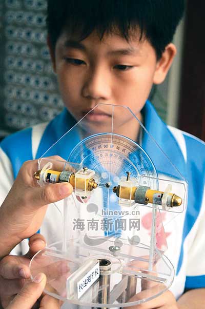 海南青少年科技创新大赛在华侨中学拉开帷幕