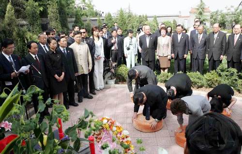 连战携家人在西安祭拜祖母(组图)