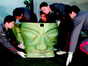 四川广汉三星堆世界最大青铜面具被修复(组图