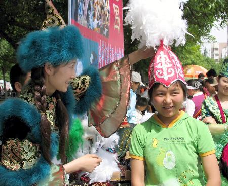 图文:女孩在新疆伊宁街头选购哈萨克族服饰