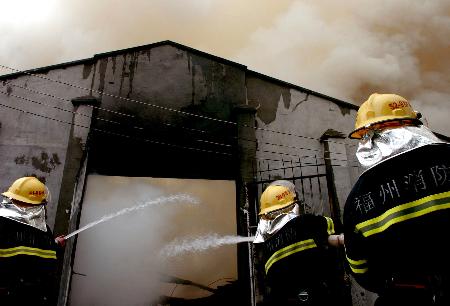 图文:[突发事件]福州一家具厂发生火灾