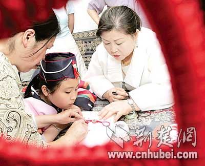 韩国总经理张珍均携妻女 盛装拜访武汉教师家