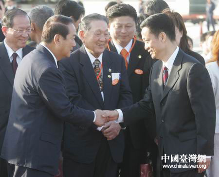 图文:宋楚瑜与迎接的上海市领导握手