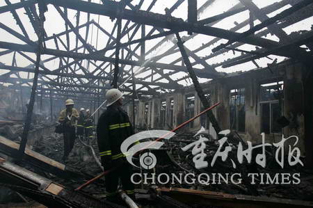 重庆大学食堂发生火灾 火苗蹿起四五米高(图)