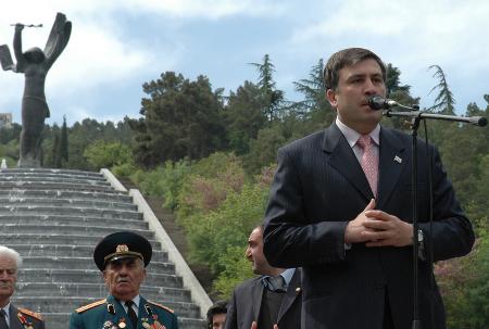 图文：格鲁吉亚总统萨在第比利斯发表讲话