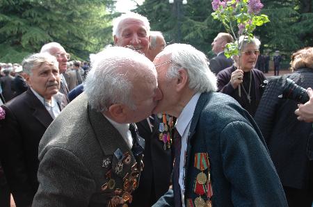 图文：格鲁吉亚两名二战老兵重逢后格外亲密