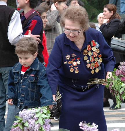 图文：格鲁吉亚老兵安娜带着孙子向无名烈士墓献花