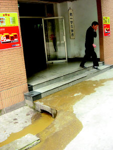 重大女生楼下水道堵塞男生楼粪水漫灌(图)