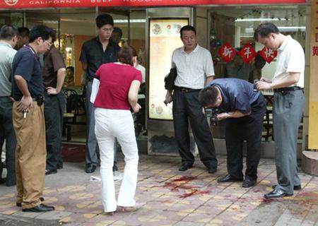 图文：重庆闹市区歹徒持枪抢劫造成两死一伤(2)